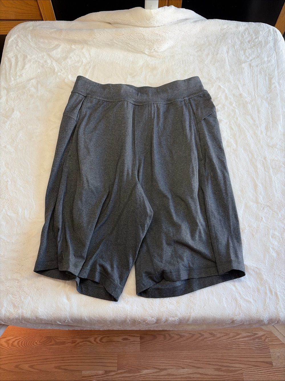 VUORI Men’s Gray Workout Shorts Sz M Drawstring Very Soft